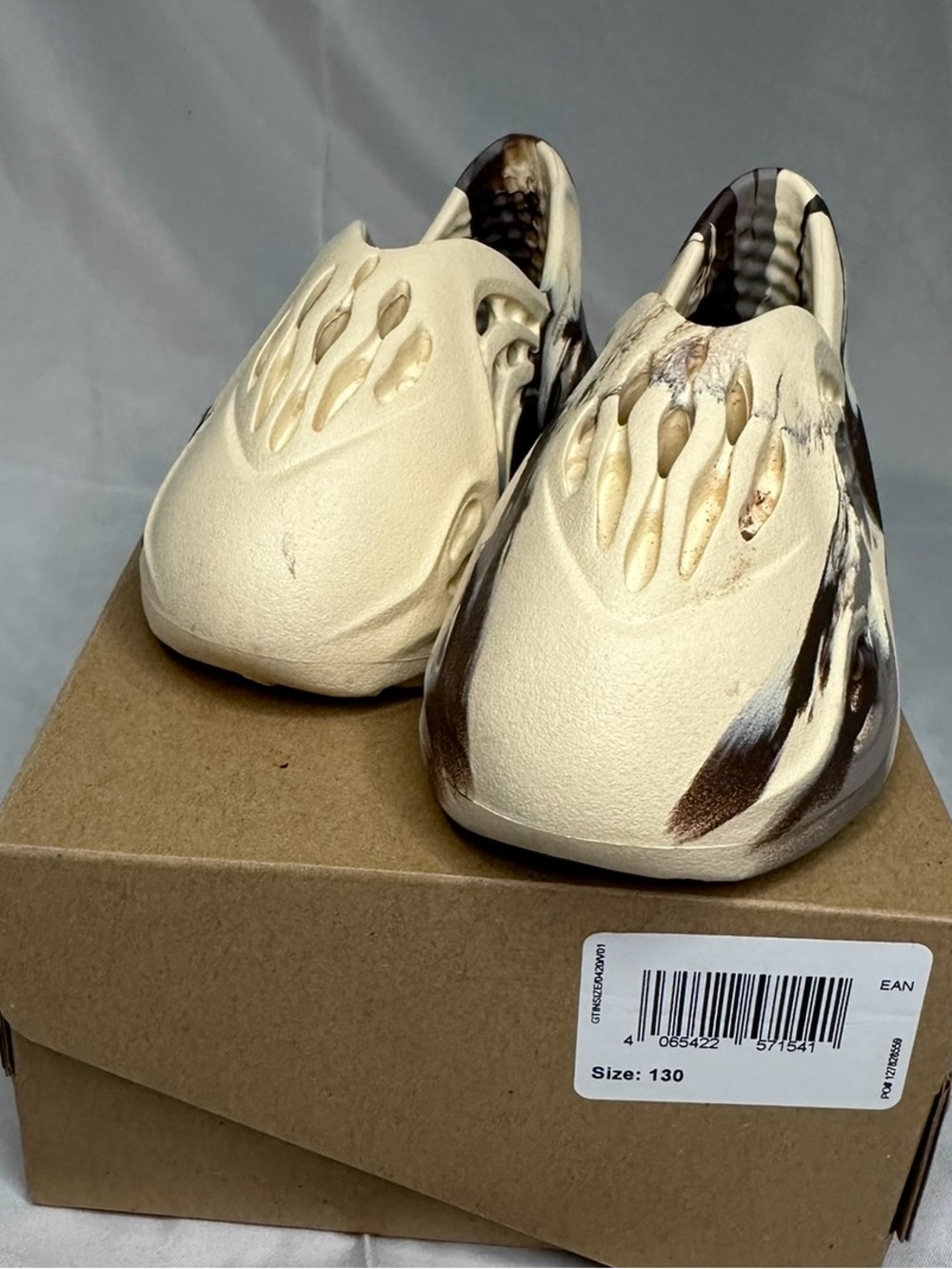 Kid’s adidas Yzy foam runner Beige and Brown sz.5k